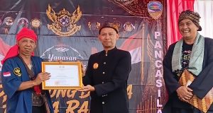 Uyut Sani Berikan Penghargaan kepada Ki Sanca, Apresiasi Dedikasi Pegiat Budaya Tasikmalaya
