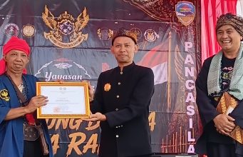 Uyut Sani Berikan Penghargaan kepada Ki Sanca, Apresiasi Dedikasi Pegiat Budaya Tasikmalaya