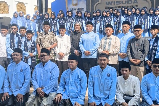 Wawali Diky Candra Hadiri Wisuda Program One Kelurahan One Hafidz
