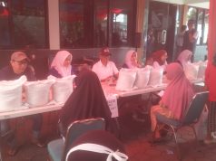 Pemdes Gajahmekar Salurkan Bantuan Beras kepada Warga