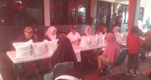 Pemdes Gajahmekar Salurkan Bantuan Beras kepada Warga