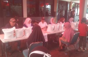 Pemdes Gajahmekar Salurkan Bantuan Beras kepada Warga