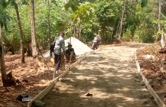 Pembangunan Jalan Cor di Cikapungdun Disorot, Pemadatan Disebut Tidak Dilakukan?