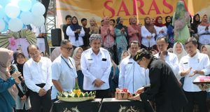 Bikin Heboh! Diky Chandra Petik Gitar dan Nyanyikan Lagu Ultah Dadakan Di HUT Ke-20 SMAN 10