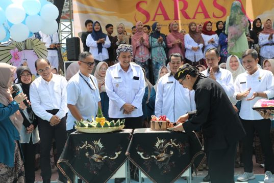 Bikin Heboh! Diky Chandra Petik Gitar dan Nyanyikan Lagu Ultah Dadakan Di HUT Ke-20 SMAN 10