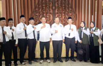 Kepala Desa Gajahmekar dan Camat Kutawaringin Ucapkan Selamat atas Pelantikan BPD di Gedung Toha