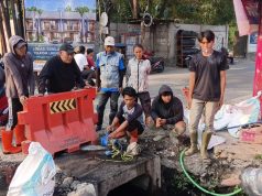 Cegah Banjir : Pentahelix Dayeuhkolot, Kecamatan, MUI, PRIMA, dan Warga Bersihkan Saluran Air di RW 16 Citeureup