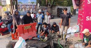 Cegah Banjir : Pentahelix Dayeuhkolot, Kecamatan, MUI, PRIMA, dan Warga Bersihkan Saluran Air di RW 16 Citeureup