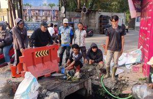 Cegah Banjir : Pentahelix Dayeuhkolot, Kecamatan, MUI, PRIMA, dan Warga Bersihkan Saluran Air di RW 16 Citeureup