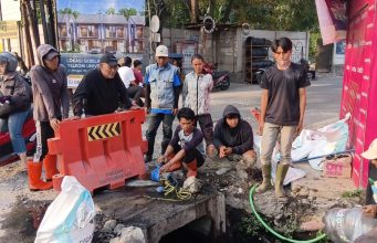 Cegah Banjir : Pentahelix Dayeuhkolot, Kecamatan, MUI, PRIMA, dan Warga Bersihkan Saluran Air di RW 16 Citeureup