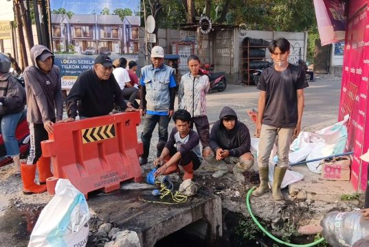 Cegah Banjir : Pentahelix Dayeuhkolot, Kecamatan, MUI, PRIMA, dan Warga Bersihkan Saluran Air di RW 16 Citeureup